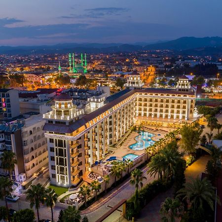 Blue Marlin Deluxe Spa & Resort Конаклы Экстерьер фото The hotel at night