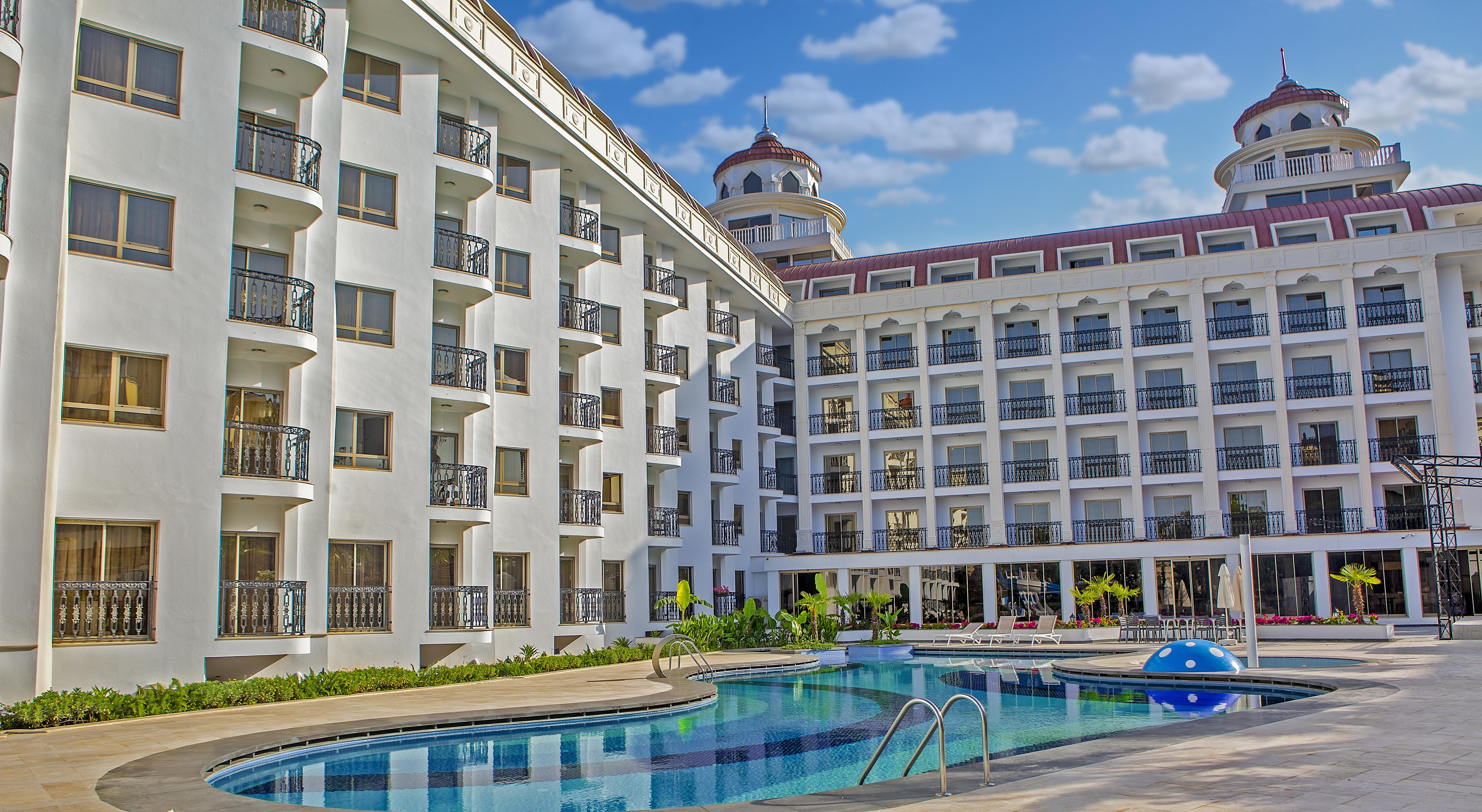 Blue Marlin Deluxe Spa & Resort Конаклы Экстерьер фото The hotel's swimming pool