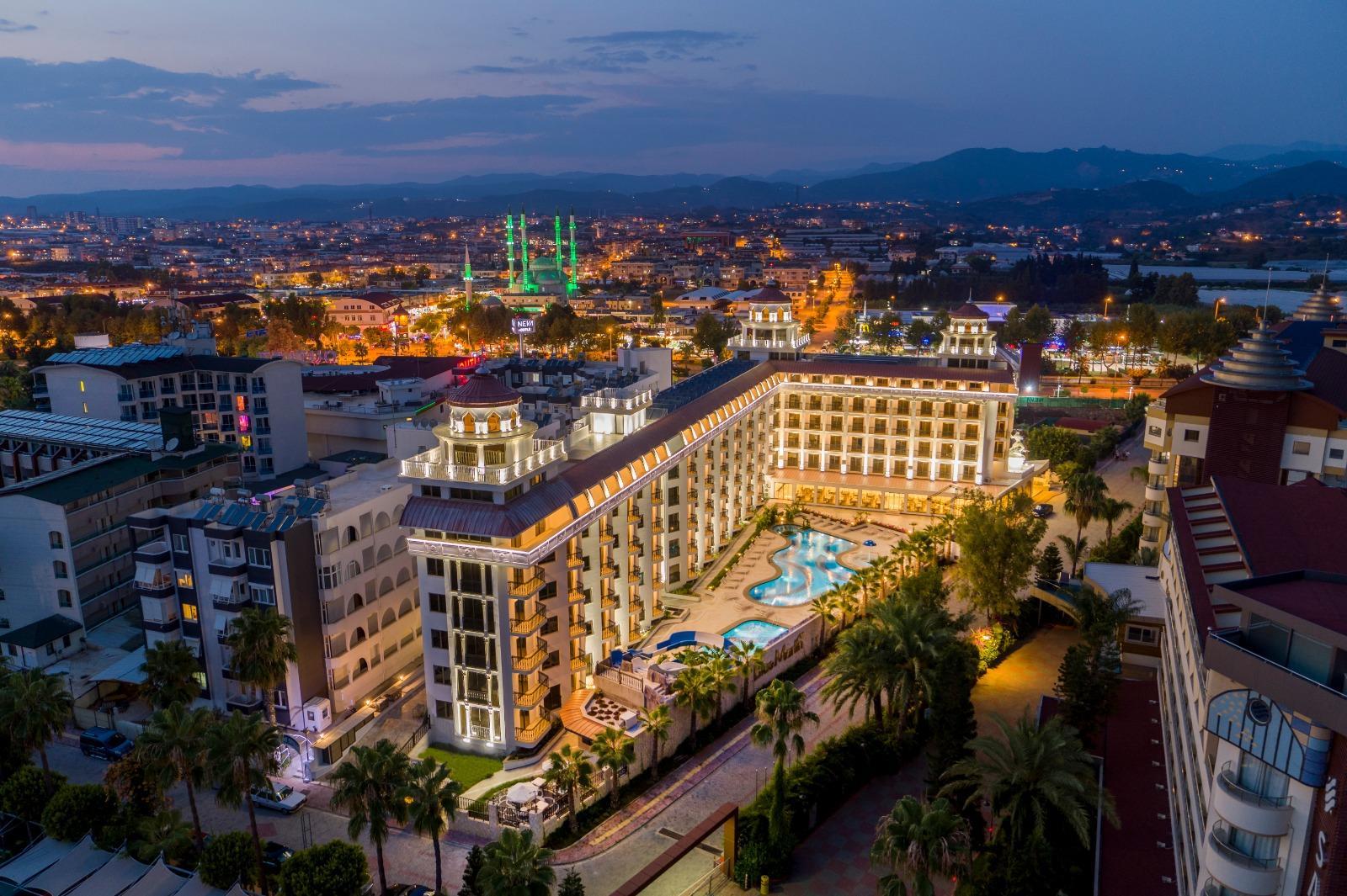 Blue Marlin Deluxe Spa & Resort Конаклы Экстерьер фото The hotel at night