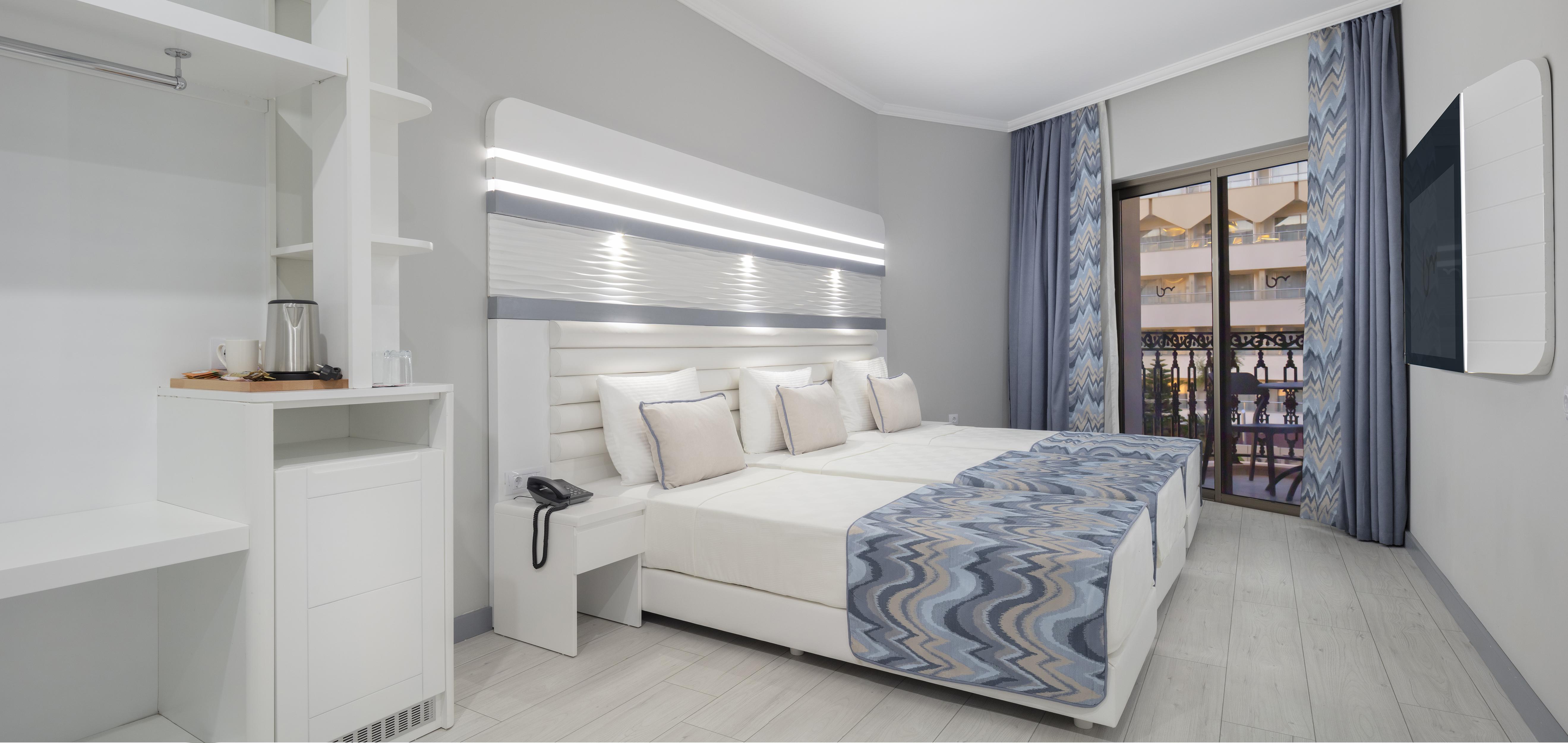 Blue Marlin Deluxe Spa & Resort Конаклы Экстерьер фото A room at the hotel