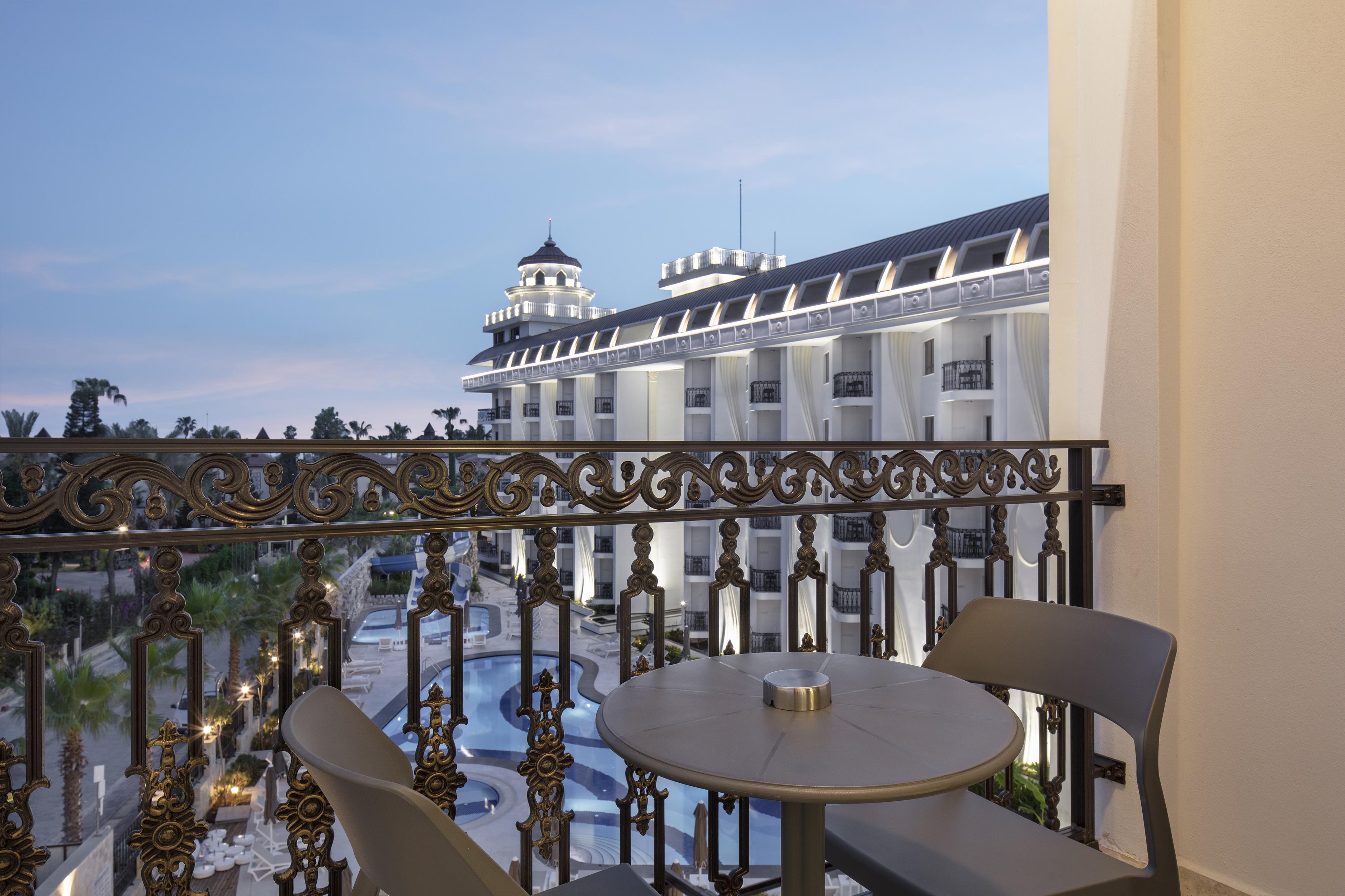 Blue Marlin Deluxe Spa & Resort Конаклы Экстерьер фото The hotel's pool